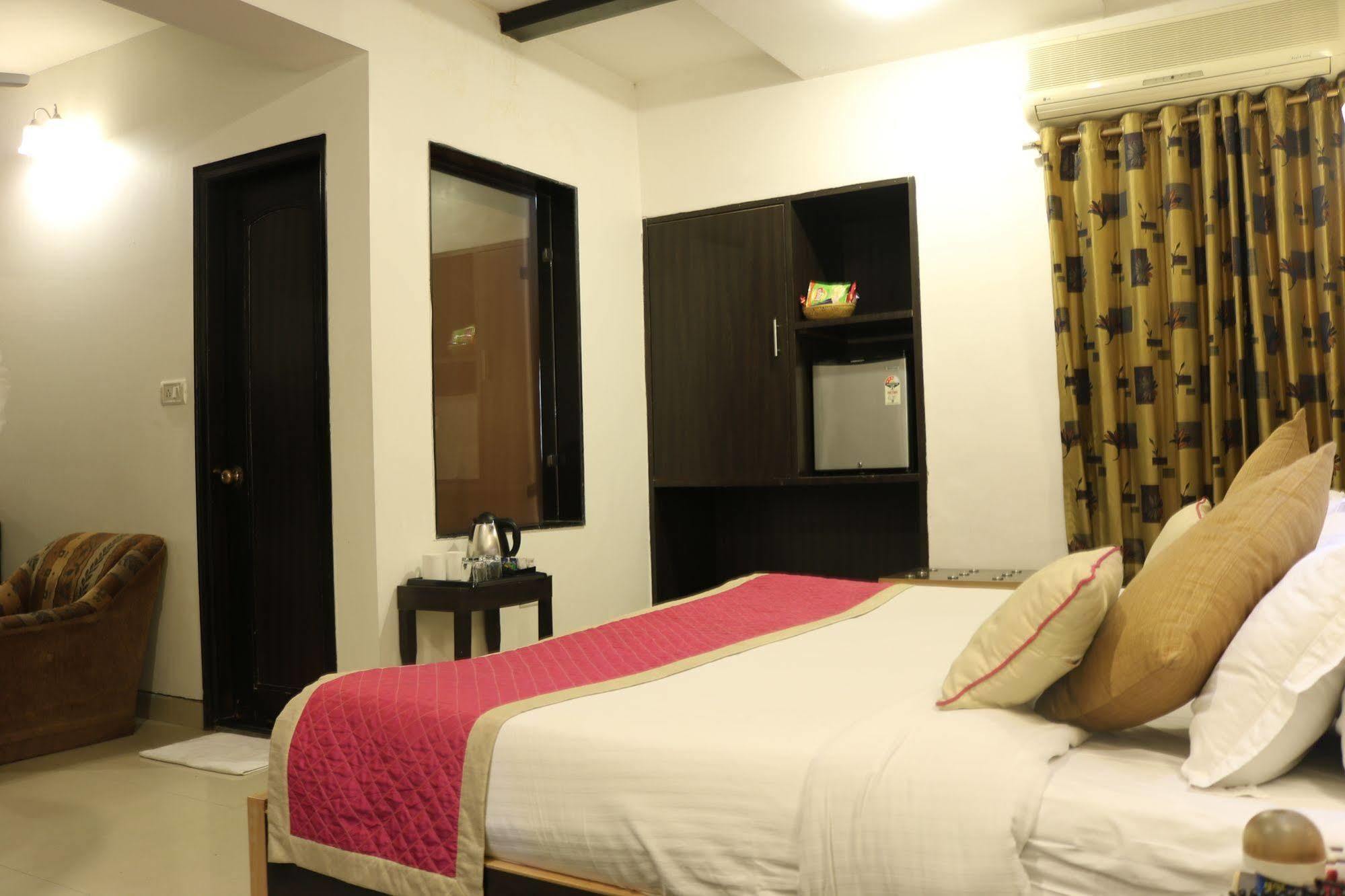 Hotel Sri Nanak Continental Delhi  Esterno foto