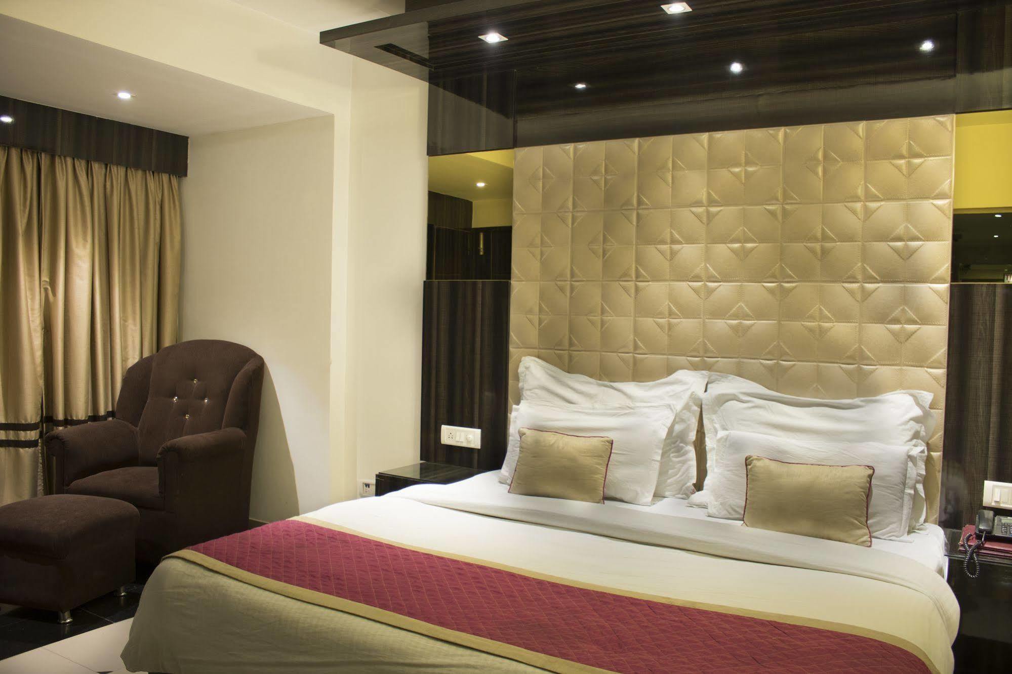 Hotel Sri Nanak Continental Delhi  Esterno foto
