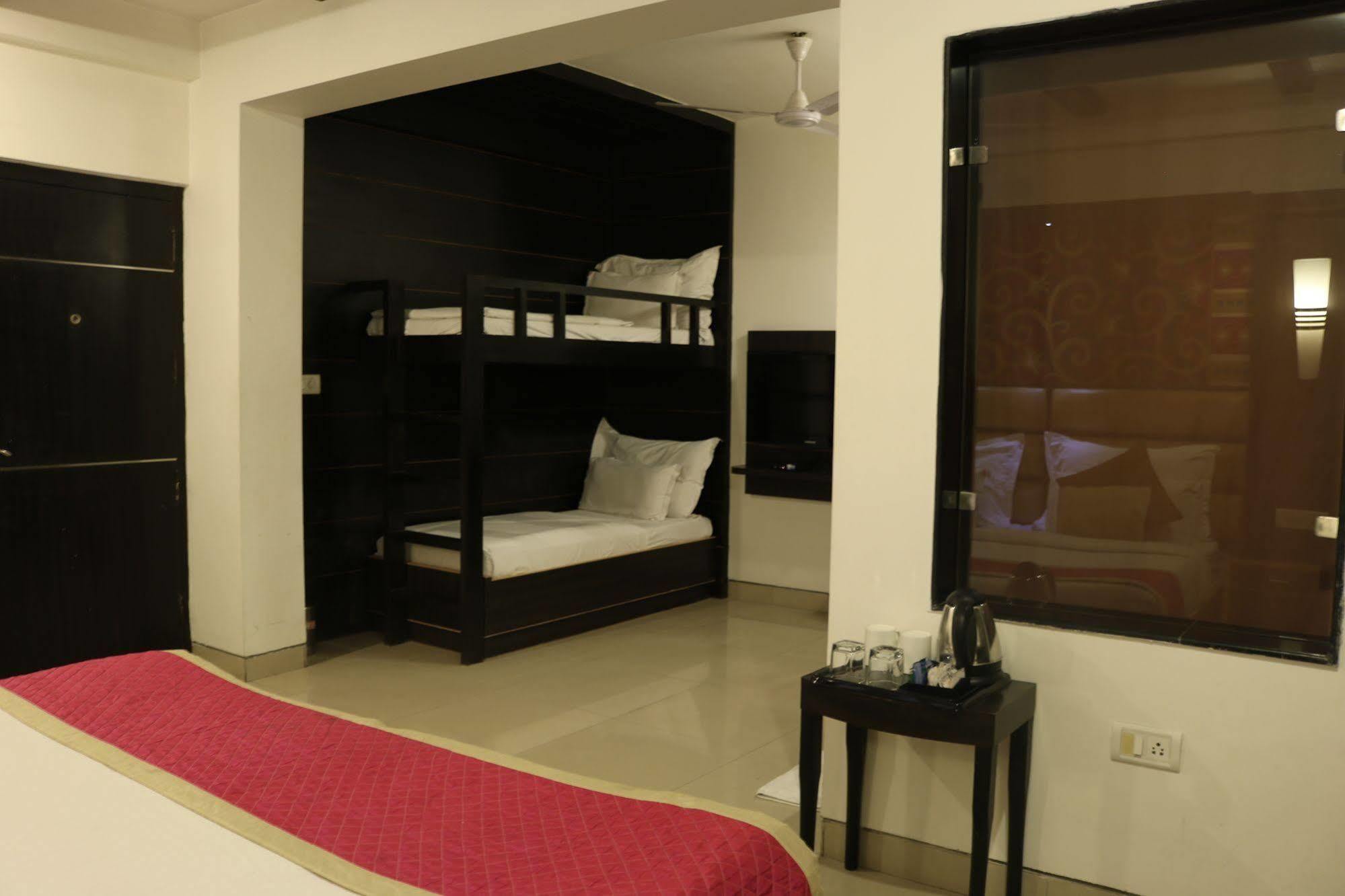 Hotel Sri Nanak Continental Delhi  Esterno foto